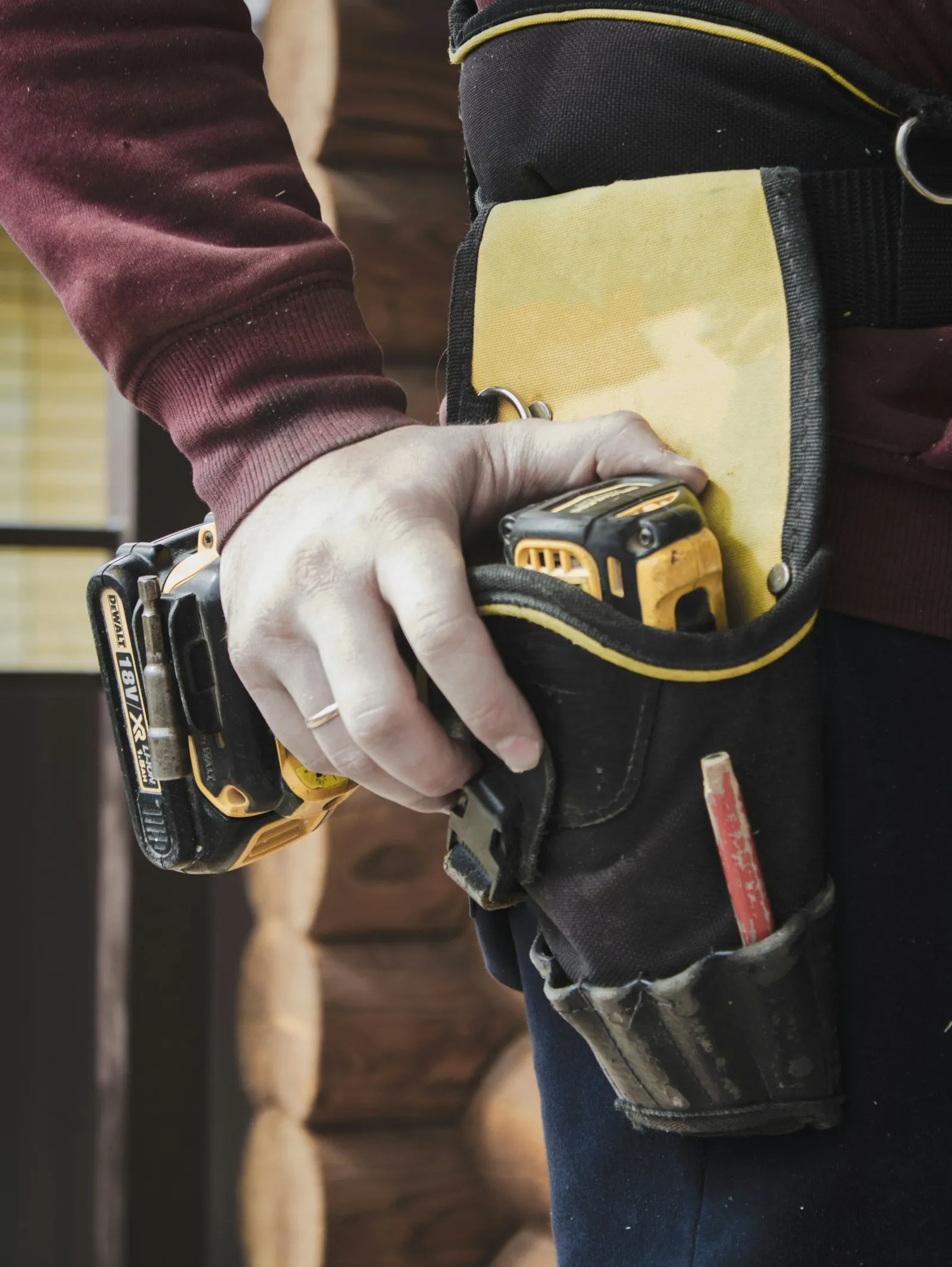 Handwerker mit Werkzeuggürtel und Akkuschrauber