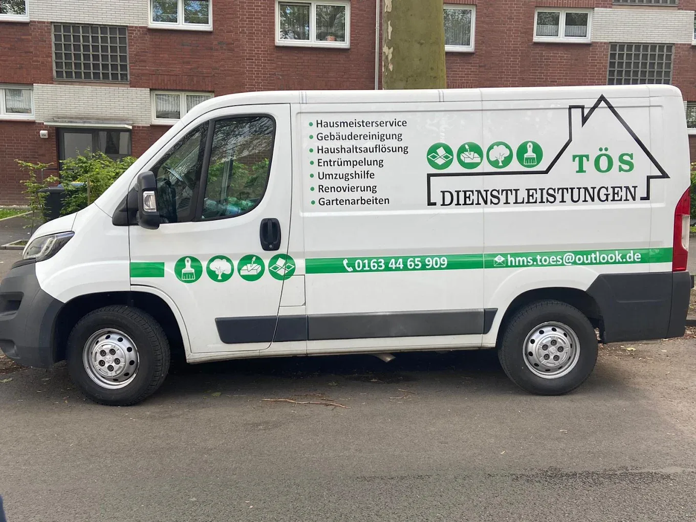 Firmenwagen von TÖS Dienstleistungen mit Logo, Leistungen und Telefonnummer